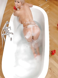 Sexy Venera rubbing pussy in bath